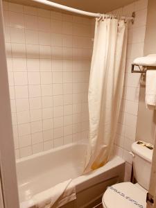 卡爾加里的住宿－紅地毯汽車旅館，带浴缸和卫生间的浴室。