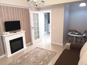 Μια τηλεόραση ή/και κέντρο ψυχαγωγίας στο YNS Rooms