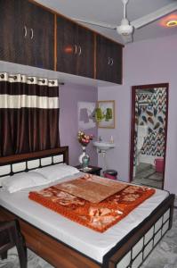 a bedroom with a large bed in a room at Green Hill in Mount Ābu