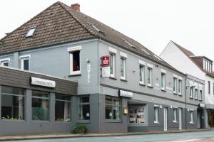a building on a street with a store at Hotel Zur Alten Börse in Osterholz-Scharmbeck