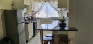 Η κουζίνα ή μικρή κουζίνα στο 11 Manzini Chalets -Timone's Retreat