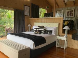 um quarto com uma cama grande e almofadas pretas e brancas em Belle's at Montville em Montville