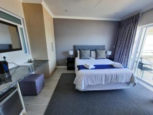 Um quarto em Phoenix Lodge and Waterside Accommodation