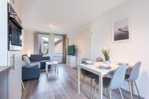 a living room with a table and a couch at Ferienapartments Neustadt in Holstein in Neustadt in Holstein