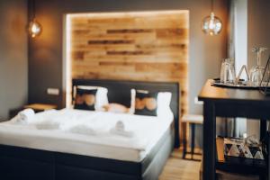 Postel nebo postele na pokoji v ubytování Wine & Wellness hotel Besední dům