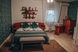 Un dormitorio con una cama con árboles de Navidad. en Duet Plus Motel, en Voytovtsy