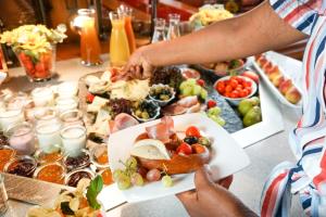 une table remplie d'un buffet de plats dans l'établissement Hirsch Hotel, à Ostfildern