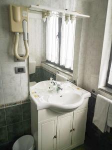 Phòng tắm tại Hotel Cavour Resort