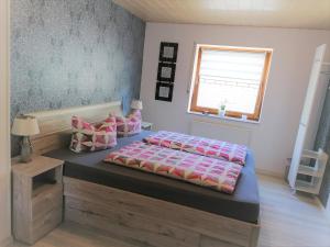 a bedroom with a bed and a window at Apartment Weber in Offenheim