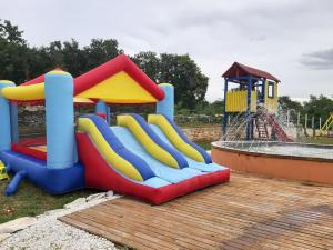 Children's play area sa Holiday Park Village Jelovci