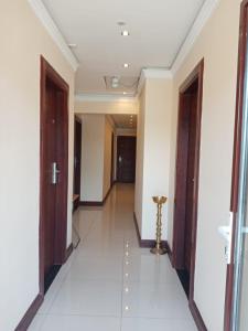 einem Korridor eines Gebäudes mit einem Hallwayiterator sidx sidx sidx sidx sidx sidx in der Unterkunft MercuryFM 101 Yarl Mercury Inn - Jaffna in Jaffna