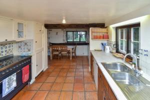 uma cozinha com um lavatório e uma bancada em The Game Keepers Cottage em Welwyn