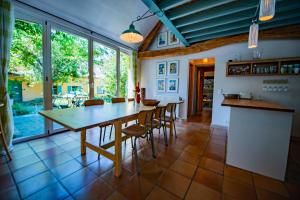 Holiday Home Les Plachettes في Flobecq: مطبخ مع طاولة وكراسي خشبية كبيرة