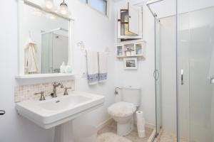 Un baño blanco con lavabo y ducha. en Apartamento 24 Edificio Canopus, en Alcudia