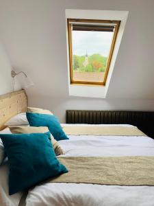 2 camas en un dormitorio con ventana en Egria Apartments, en Eger 95 fotos más