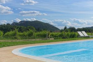 a swimming pool with a view of a mountain at Agriturismo Corte Patrizia in Caprino Veronese