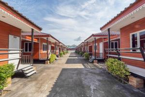 a row of houses in a row at OYO 1166 Train Way Resort in Ban Laem Chabang