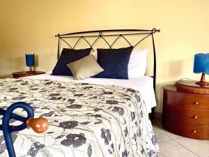 una camera da letto con un letto bianco e nero con lampade blu di Mapma a Castrovillari