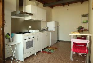 CasteggioにあるElicrisoのキッチン(白いキャビネット、白い冷蔵庫付)