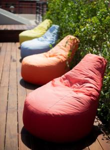 une rangée de sacs de haricots assis sur une terrasse en bois dans l'établissement Hôtel Ibn Batouta, à Marrakech