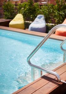 una gran piscina con terraza de madera en Hôtel Ibn Batouta, en Marrakech