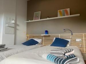 サント・パウ・デ・セゴリアスにあるDuplex St Pauのベッド2台が隣同士に設置された部屋です。