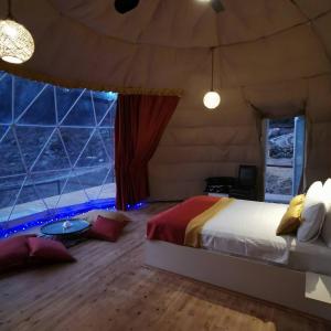A bed or beds in a room at Türkdomes Glamping