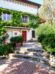 サンレモにあるCà De Rossana Bed&Breakfastの赤い扉と石畳の通路のある家