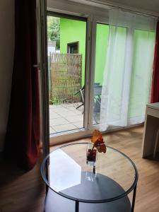 un tavolo di vetro con un vaso sopra di Motel - Hôtel "Inter-Alp" à St-Maurice a Saint-Maurice