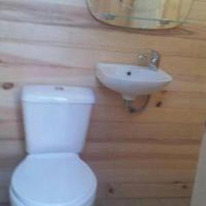 阿爾加羅沃的住宿－Eldorado Yurt，浴室配有白色卫生间和盥洗盆。