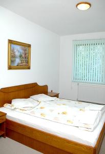 アプリルツィにあるPanorama Hotelの窓のある部屋にベッドがある寝室 +28枚の写真