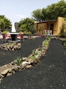 un patio con mesa y sillas frente a un edificio en Coin de Paradis,Pavillon Doucimar en Porto Novo