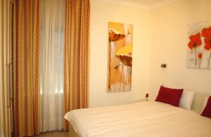 a bedroom with a bed and a painting on the wall at Bungalows Tisaya Golf in Maspalomas +35 photos