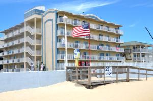 ein Hotel am Strand mit amerikanischer Flagge in der Unterkunft Crystal Beach Hotel in Ocean City