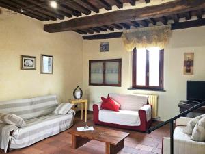 Sala de estar con 2 sofás y mesa de centro en La Castagnara, en Monsagrati