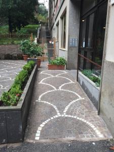 un passaggio pedonale con un design sul lato di un edificio di La Cupola Suite a Roma