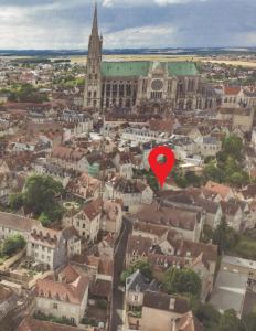 uma vista para uma cidade com um coração vermelho em Matin d'été em Chartres