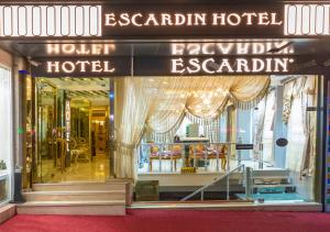 uma frente de loja com uma placa para um hotel de luxo em Escardın hotel em Istambul