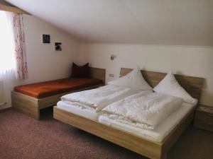 Postel nebo postele na pokoji v ubytování Haus Erler