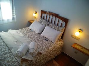 a bedroom with a bed with towels on it at La Casita de Nerea 2 Párking Gratuito in Cuenca