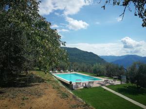 una piscina en un patio con montañas al fondo en casa marconi, en Vetriano