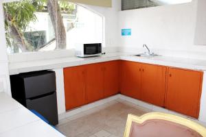 D'Cesar Hotel Acapulco tesisinde mutfak veya mini mutfak