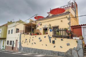 a building with a mural on the side of it at Casa Carmelita in La Guancha