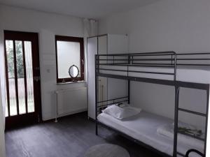 een kamer met 2 stapelbedden en een raam bij Stadswoning Roermond in Roermond