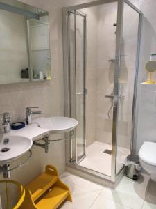クロンにあるホテル オ マレのバスルーム(シャワー、洗面台、トイレ付)