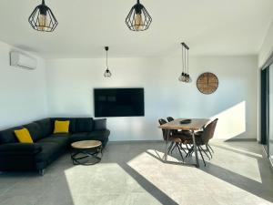 Et tv og/eller underholdning på Luxury BEACH VILLA VIR / apartments