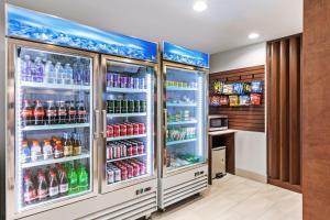 um frigorífico cheio de bebidas em Holiday Inn Express & Suites Purcell, an IHG Hotel em Purcell