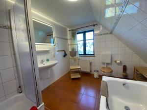 La salle de bains est pourvue d'un lavabo, de toilettes et d'une baignoire. dans l'établissement Ferienwohnungen Dargatz, à Lüßvitz