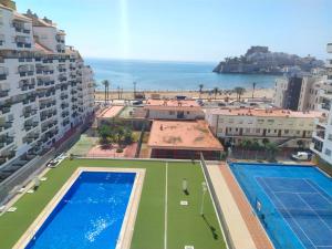 Apartament z basenem i widokiem na ocean w obiekcie NEW! PEÑÍSCOLA PLAYA 1a LINEA w mieście Peñíscola
