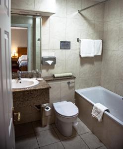 Bilik mandi di Gullane's Hotel